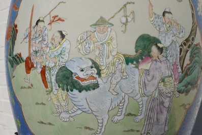 Une paire de grands vases en porcelaine de Chine famille rose &agrave; fond bleu, marque de Qianlong, 19&egrave;me