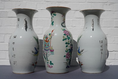 Een paar Chinese famille rose vazen en een vaas met decor van kostbaarheden, 19/20e eeuw