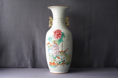 Een Chinese famille rose vaas met tweezijdig decor, 19/20e eeuw