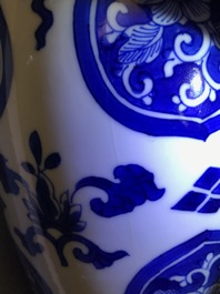 Une paire de pots couverts en porcelaine de Chine bleu et blanc, Kangxi