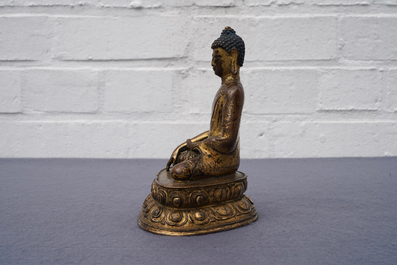Een Sino-Tibetaanse verguld bronzen figuur van Boeddha, 17/18e eeuw