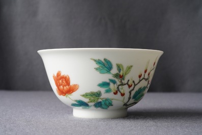 Een Chinese famille rose kom met floraal decor, Yongzheng merk, 19/20e eeuw