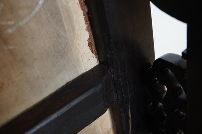 Een grote Chinese famille rose plaquette in een houten tafel, Republiek, 20e eeuw