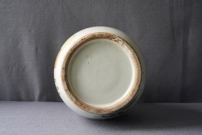 Een Chinese famille rose vaas met tweezijdig decor, 19/20e eeuw