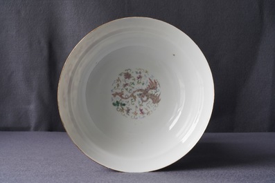 Un bol en porcelaine de Chine rouge de fer &agrave; d&eacute;cor de ph&eacute;nix, 19&egrave;me