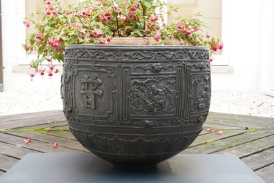 Une grande jardini&egrave;re en bronze &agrave; d&eacute;cor en relief, Chine, marque de Xuande, 18/19&egrave;me