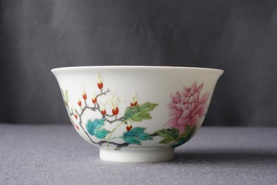 Een Chinese famille rose kom met floraal decor, Yongzheng merk, 19/20e eeuw