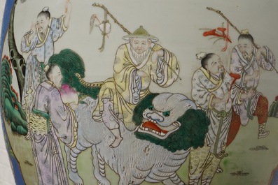 Une paire de grands vases en porcelaine de Chine famille rose &agrave; fond bleu, marque de Qianlong, 19&egrave;me
