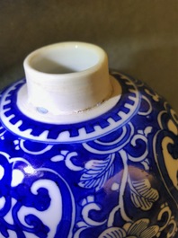 Une paire de pots couverts en porcelaine de Chine bleu et blanc, Kangxi