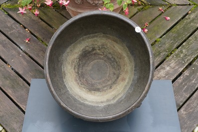 Une grande jardini&egrave;re en bronze &agrave; d&eacute;cor en relief, Chine, marque de Xuande, 18/19&egrave;me
