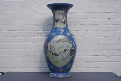 Une paire de grands vases en porcelaine de Chine famille rose &agrave; fond bleu, marque de Qianlong, 19&egrave;me