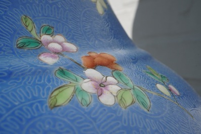 Une paire de grands vases en porcelaine de Chine famille rose &agrave; fond bleu, marque de Qianlong, 19&egrave;me