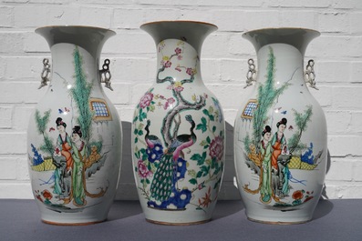 Een paar Chinese famille rose vazen en een vaas met decor van kostbaarheden, 19/20e eeuw
