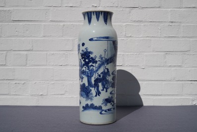 Un vase de forme rouleau en porcelaine de Chine bleu et blanc &agrave; d&eacute;cor figuratif, &eacute;poque Transition