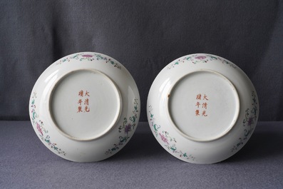 Une paire d'assiettes en porcelaine de Chine &agrave; d&eacute;cor de chrysanth&egrave;mes, marque de Guangxu, 19/20&egrave;me
