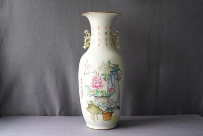 Een Chinese famille rose vaas met tweezijdig decor, 19/20e eeuw