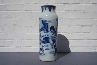 Un vase de forme rouleau en porcelaine de Chine bleu et blanc &agrave; d&eacute;cor figuratif, &eacute;poque Transition