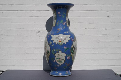 Une paire de grands vases en porcelaine de Chine famille rose &agrave; fond bleu, marque de Qianlong, 19&egrave;me