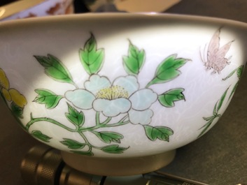 Un bol 'anhua' et un vase en porcelaine de Chine famille verte, marque de Kangxi, 19&egrave;me