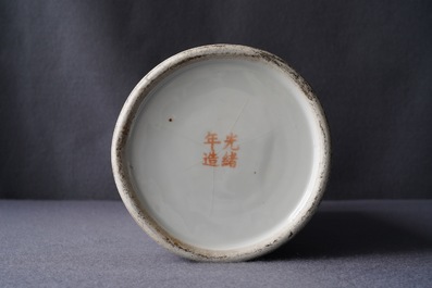 Een Chinese qianjiang cai hoedensteun, gesign. Zhang Ziying, begin 20e eeuw