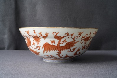 Un bol en porcelaine de Chine rouge de fer &agrave; d&eacute;cor de ph&eacute;nix, 19&egrave;me