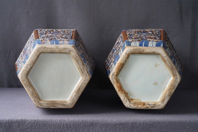 A pair of rare Chinese hexagonal brown-ground blue, white and underglaze red vases, 19th C.
