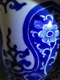 Une paire de pots couverts en porcelaine de Chine bleu et blanc, Kangxi