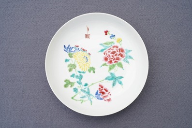 Een Chinees famille rose bord met floraal decor, Yongzheng merk en periode