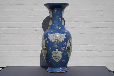 Une paire de grands vases en porcelaine de Chine famille rose &agrave; fond bleu, marque de Qianlong, 19&egrave;me