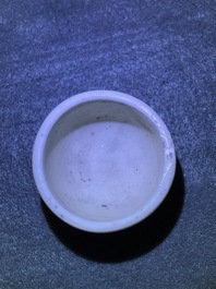 Une paire de pots couverts en porcelaine de Chine bleu et blanc, Kangxi
