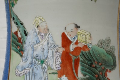 Une paire de grands vases en porcelaine de Chine famille rose &agrave; fond bleu, marque de Qianlong, 19&egrave;me