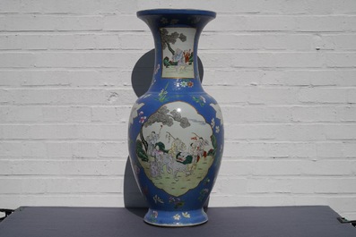 Une paire de grands vases en porcelaine de Chine famille rose &agrave; fond bleu, marque de Qianlong, 19&egrave;me