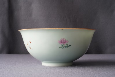 A Chinese famille rose celadon-ground bowl with floral design, Qianlong mark, 19/20th C.