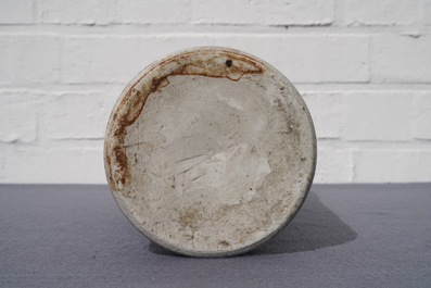 Un vase de forme rouleau en porcelaine de Chine bleu et blanc &agrave; d&eacute;cor figuratif, &eacute;poque Transition