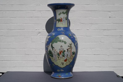 Une paire de grands vases en porcelaine de Chine famille rose &agrave; fond bleu, marque de Qianlong, 19&egrave;me