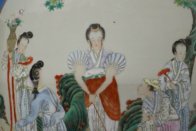 Une paire de grands vases en porcelaine de Chine famille rose &agrave; fond bleu, marque de Qianlong, 19&egrave;me
