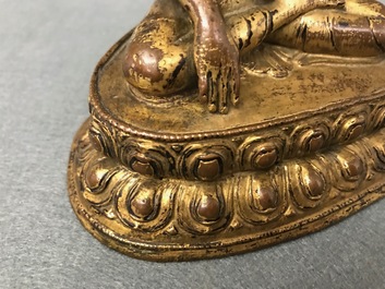 Een Sino-Tibetaanse verguld bronzen figuur van Boeddha, 17/18e eeuw
