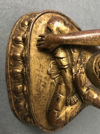 Een Sino-Tibetaanse verguld bronzen figuur van Boeddha, 17/18e eeuw
