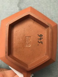 Een Chinese Yixing steengoed theepot met vergulde monturen, Kangxi