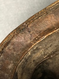 Een Sino-Tibetaanse verguld bronzen figuur van Boeddha, 17/18e eeuw