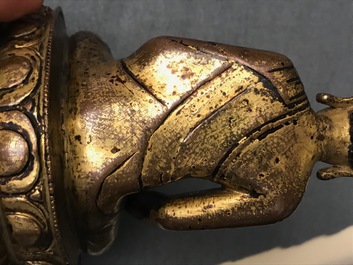 Een Sino-Tibetaanse verguld bronzen figuur van Boeddha, 17/18e eeuw