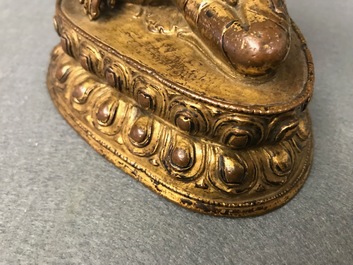Een Sino-Tibetaanse verguld bronzen figuur van Boeddha, 17/18e eeuw