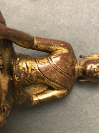 Een Sino-Tibetaanse verguld bronzen figuur van Boeddha, 17/18e eeuw