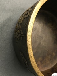 Un grand br&ucirc;le-parfum en bronze dans le style de Hu Wenming, marque de Xuande, Chine, 19&egrave;me