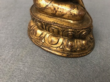 Een Sino-Tibetaanse verguld bronzen figuur van Boeddha, 17/18e eeuw
