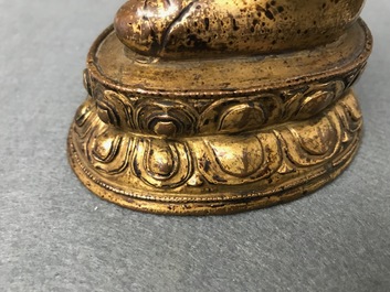 Een Sino-Tibetaanse verguld bronzen figuur van Boeddha, 17/18e eeuw