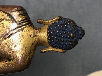 Een Sino-Tibetaanse verguld bronzen figuur van Boeddha, 17/18e eeuw