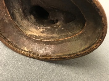 Een Sino-Tibetaanse verguld bronzen figuur van Boeddha, 17/18e eeuw