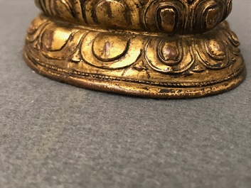 Een Sino-Tibetaanse verguld bronzen figuur van Boeddha, 17/18e eeuw
