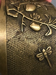 Un grand br&ucirc;le-parfum en bronze dans le style de Hu Wenming, marque de Xuande, Chine, 19&egrave;me